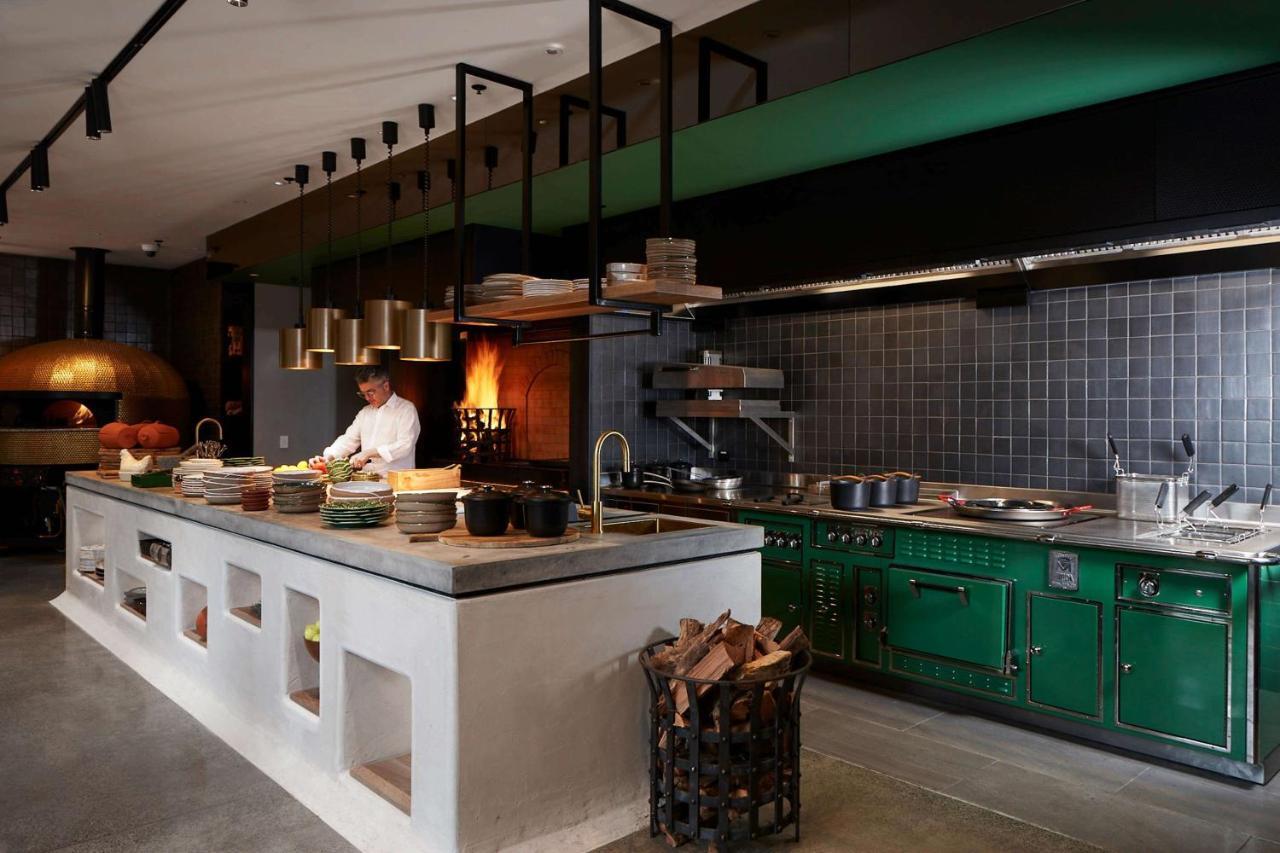 Hotel QT Auckland Exterior foto The kitchen at the restaurant