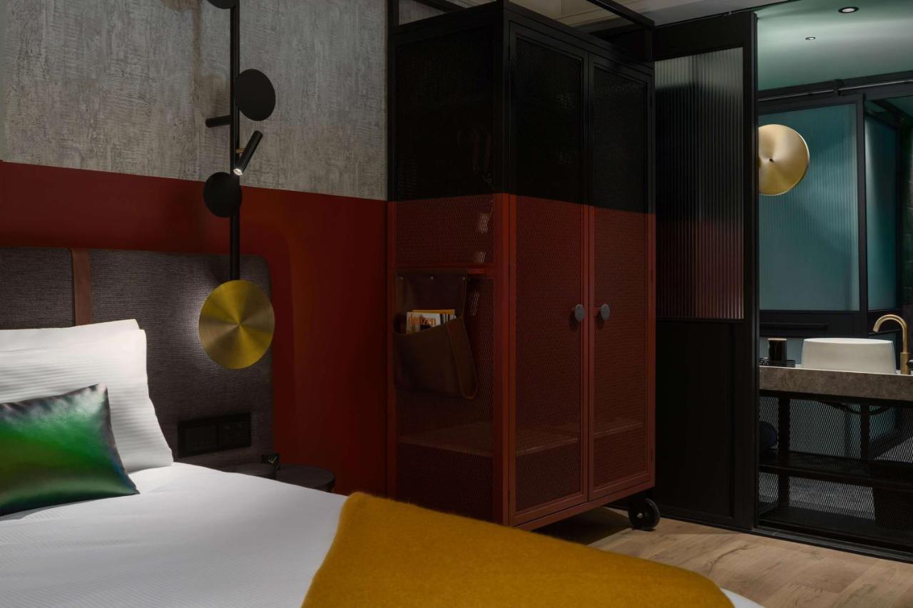 Hotel QT Auckland Exterior foto A safe in a hotel room