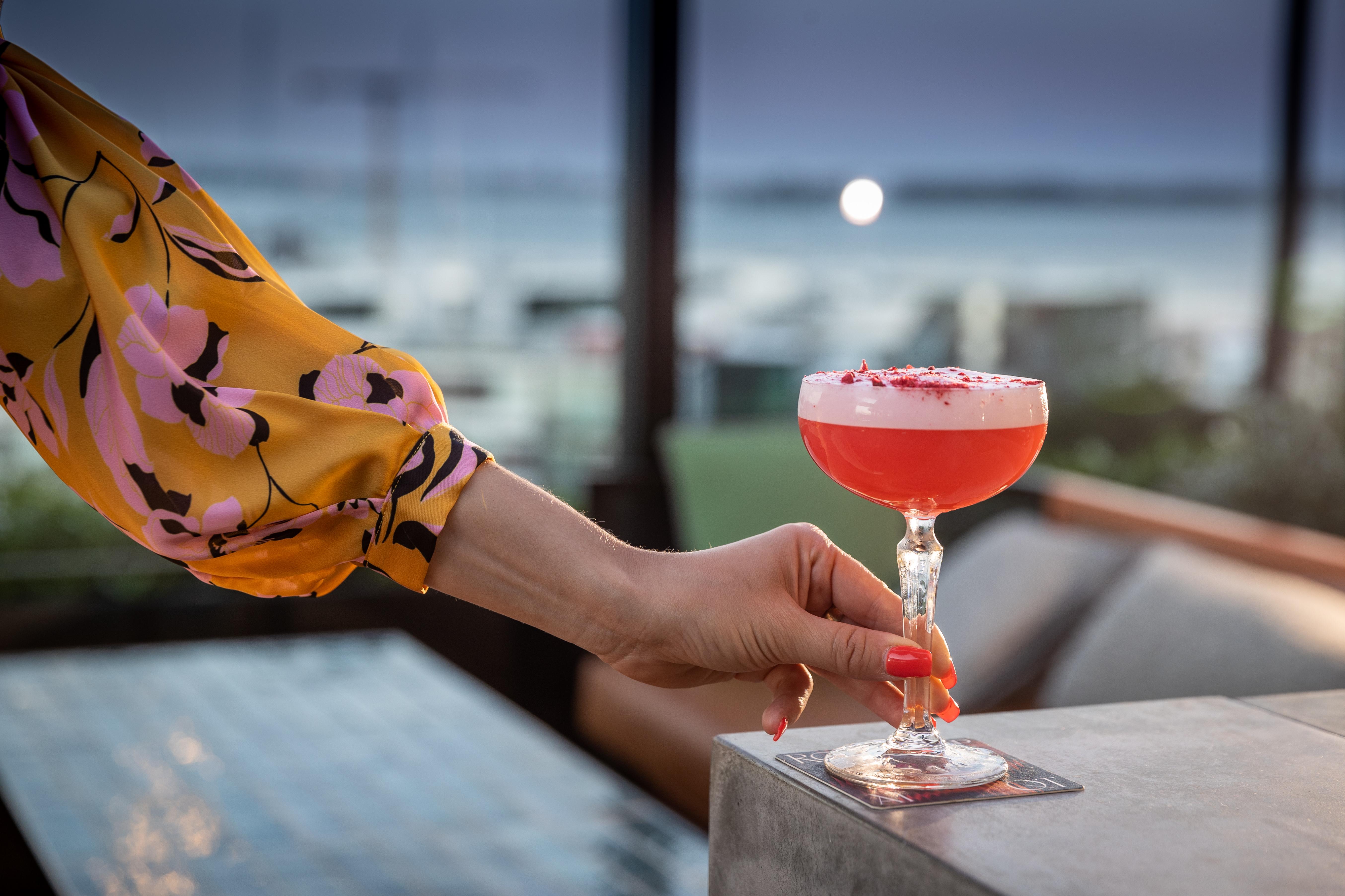 Hotel QT Auckland Exterior foto A woman holding a cocktail